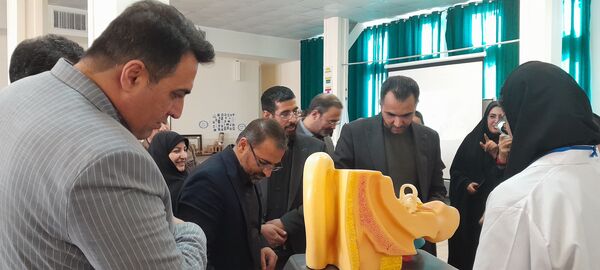 افتتاحیه نمایشگاه پژوهشی و فناورانه دبیران و دانش‌آموزان شهرستان ملارد در دبیرستان فرزانگان استعداد درخشان