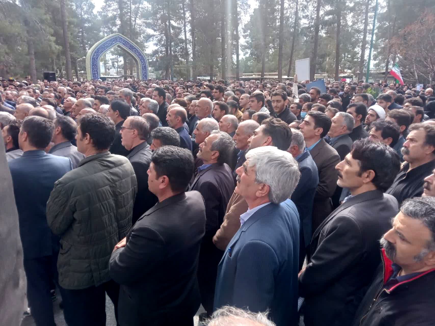 اشک و قدردانی در تشییع خلبان شهید بیاتی؛ مردم کوهدشت با شهیدشان وداع کردند 