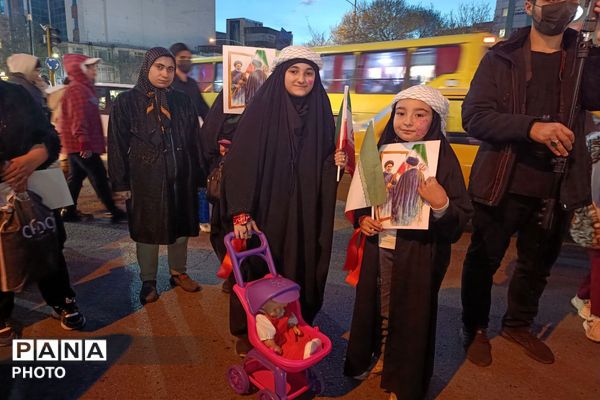 حضور دانش‌آموزان و نوجوانان در راهپیمایی شبانه اردبیل