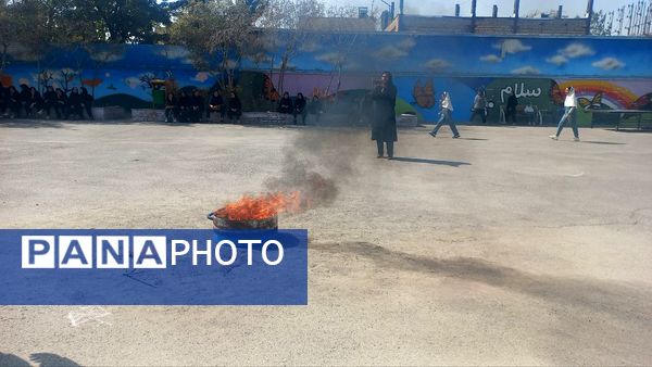 آموزش ایمنی و اطفای حریق برای دانش‌آموزان دبیرستان فرهنگیان