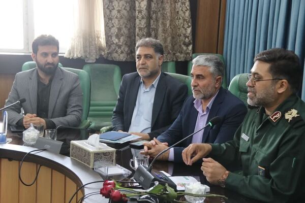 دیدار جمعی از دانش‌آموزان اشکذری و مسئولان آموزش و پرورش با فرمانده سپاه الغدیر 