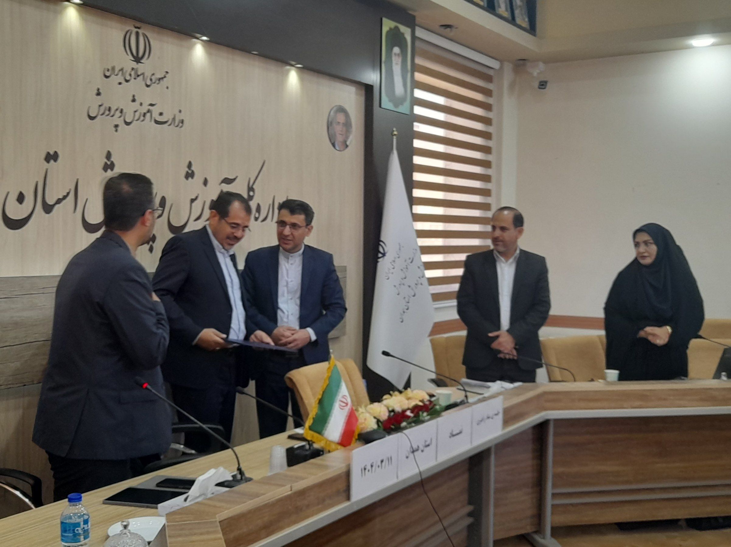 حکم رئیس شورای برنامه‌ریزی سازمان دانش‌آموزی استان همدان به مدیرکل آموزش و پرورش اهدا شد