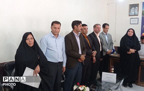 تجلیل از معلمان و مدیران منتخب ابتدایی بیرانوند در آیین زنگ سپاس