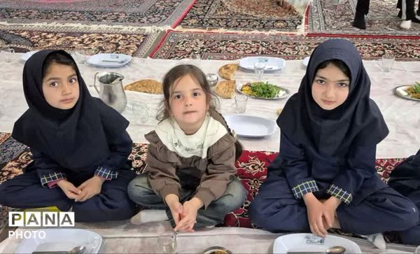  محفل انس با قرآن وضیافت افطاری در آموزشگاه شهید غلامپور زاوین