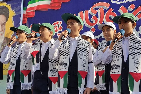 حضور پرشور دانش‌آموزان در راهپیمایی ۱۳آبان منطقه کهریزک 