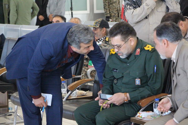 مراسم نمادین استقبال از امام خمینی (ره) در فرودگاه یزد 