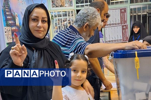 حضور مردم ناحیه دو شهرری در دور دوم انتخابات در کنار مسئولین پای صندوق‌های رای