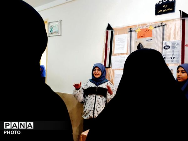 پیوند نسل امروز با آرمان‌های انقلاب  روایت تصویری یک نمایشگاه مدرسه انقلاب