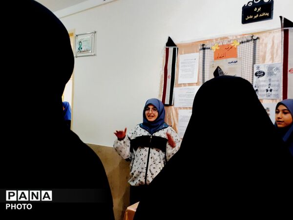 پیوند نسل امروز با آرمان‌های انقلاب  روایت تصویری یک نمایشگاه مدرسه انقلاب