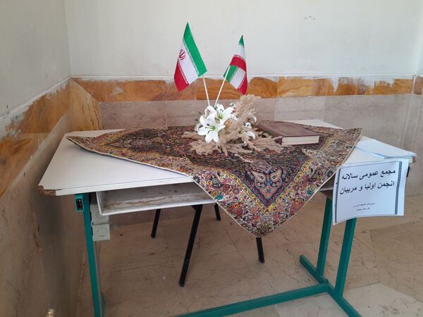 برگزاری جلسه آیین‌نامه انجمن اولیا و مربیان در دبیرستان خدیجه کبری منطقه زاغه