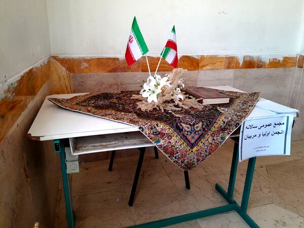 برگزاری جلسه آیین‌نامه انجمن اولیا و مربیان در دبیرستان خدیجه کبری منطقه زاغه