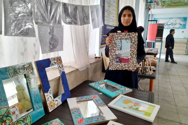 نمایشگاه و بازارچه هنرهای دستی در دبیرستان شاهد فیض شیراز 