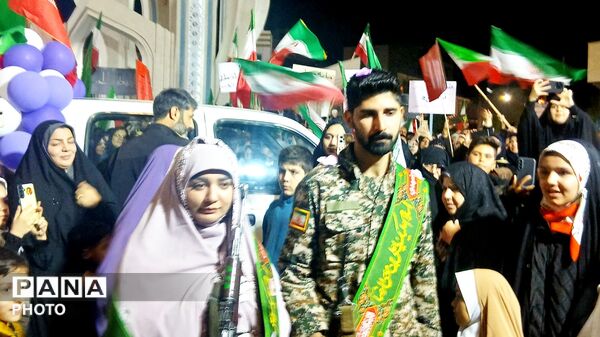 عقد یک زوج بسیجی در حاشیه تجمع؛ قاب متفاوتی از «حماسه حضور» در بناب