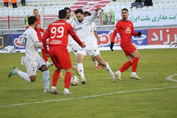بازی تراکتور و ملوان در تبریز