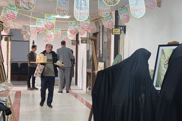 آماده‌سازی آثار هنرجویان در نمایشگاه دهه فجر رباط‌کریم