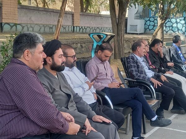 رونمایی از کتاب «روحانی که روحانی نیست» در دبیرستان باقریه