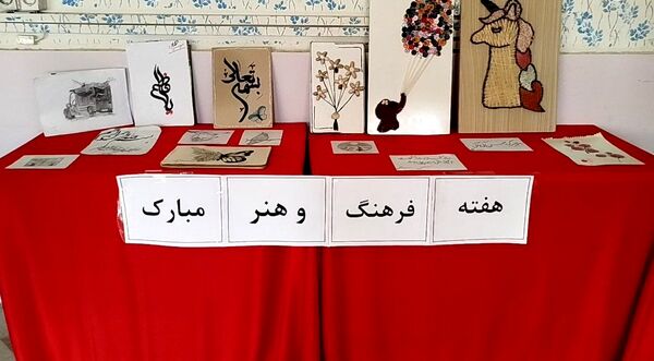 هم‌زمان با هفته فرهنگ و هنر؛ آثار هنری دانش‌آموزان دبیرستان بنت‌الهدی صدر در نورآباد به نمایش درآمد