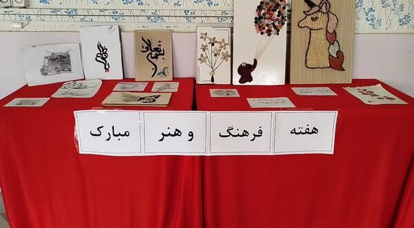 هم‌زمان با هفته فرهنگ و هنر؛ آثار هنری دانش‌آموزان دبیرستان بنت‌الهدی صدر در نورآباد به نمایش درآمد
