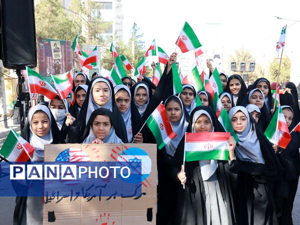 حضور افتخارآفرین دانش آموزان میبدی در تجمع یوم الله سیزده آبان 