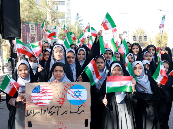حضور افتخارآفرین دانش آموزان میبدی در تجمع یوم الله سیزده آبان 
