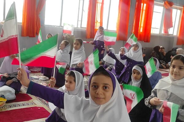 برگزاری جشن‌های باشکوه پیروزی انقلاب اسلامی در مدارس رباط‌کریم