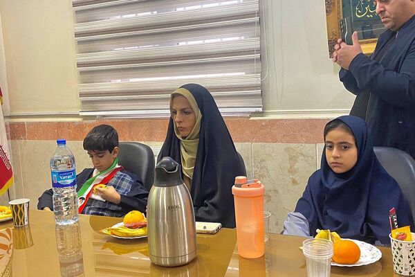 جلسه ستاد شاهد ورامین با محوریت ارتقای کیفیت آموزشی و تجلیل از فرزندان شهدا
