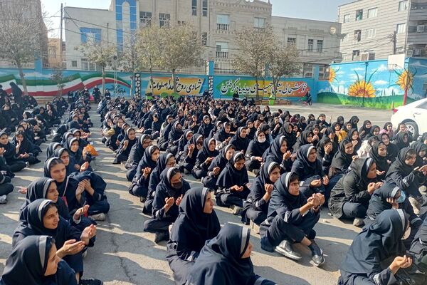 برپایی ایستگاه صلواتی و شهادت حضرت زهرا در مدرسه شهید زهره‌وند قرچک 