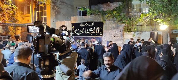 اجتماع مردم مشهدی مقابل خانه مادر شهید جمهور جهت ابراز همدردی