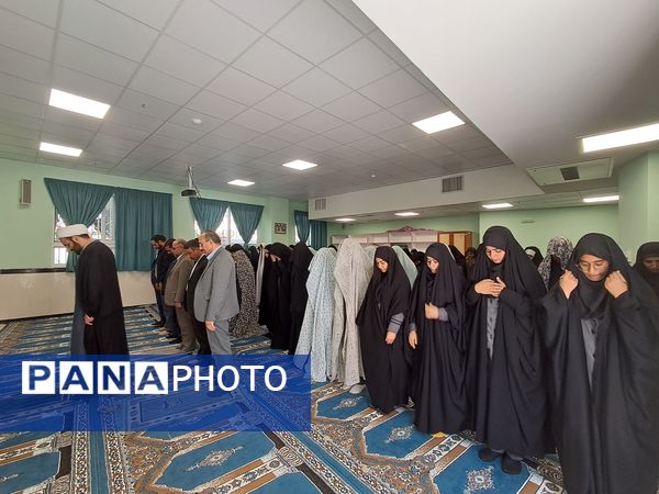 برگزاری نماز جماعت در دبیرستان شهدای فرهنگی