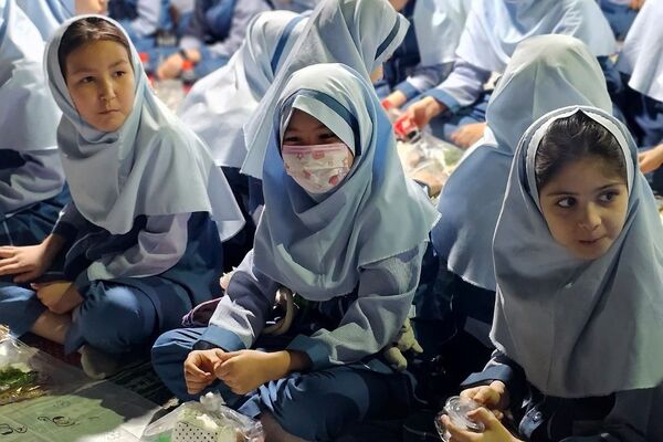 برپایی سفره افطار برای روزه اولی‌ها در دبستان دخترانه ام‌البنین شهرری