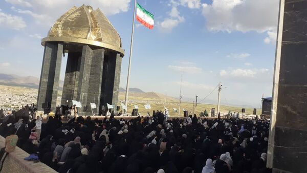 نور عرفه در تپه شهدای گمنام نورآباد طنین‌انداز شد