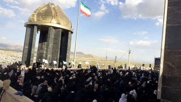 نور عرفه در تپه شهدای گمنام نورآباد طنین‌انداز شد