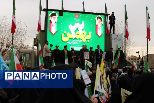 حضور گسترده اقشار مختلف مردم پردیس در راهپیمایی ۲۲ بهمن