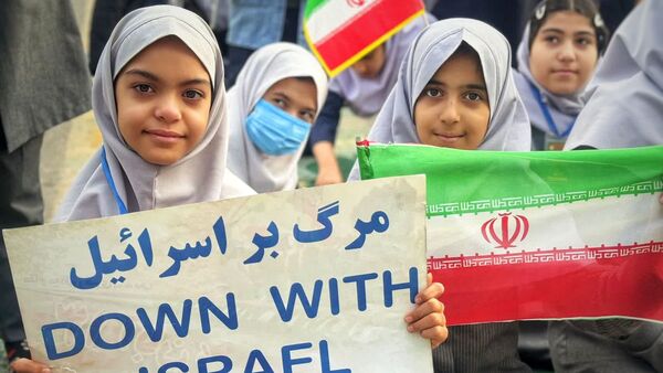جشنی به رنگ پرچم ایران در دبستان نیایش 