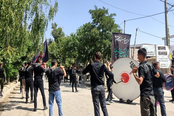 آئین با شکوه عزاداری آقا اباعبدالله الحسین (ع)در روز عاشوراحسینی