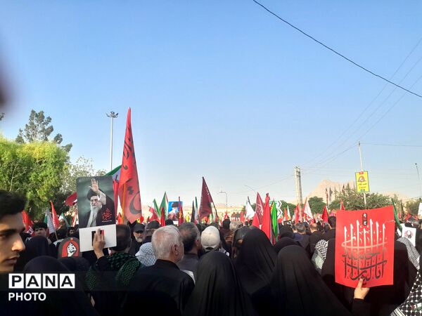 تشیع باشکوه رهبر شهید به همراه خانواده در مسجد مقدس جمکران
