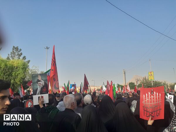 تشیع باشکوه رهبر شهید به همراه خانواده در مسجد مقدس جمکران