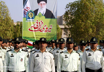 تقدیر دانش آموزان مدرسه شهید باهنر از کارکنان نیروی انتظامی کلانتری مروست