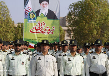 تقدیر دانش آموزان مدرسه شهید باهنر از کارکنان نیروی انتظامی کلانتری مروست