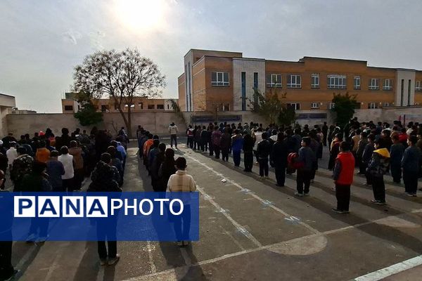 تجدید عهد دانش آموزان مدرسه ایمان ورامین با امام حسین (ع) 