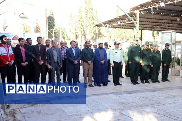  حال و هوای خاص گلباران مزار شهدا در گلزار شهدای شهرستان محلات