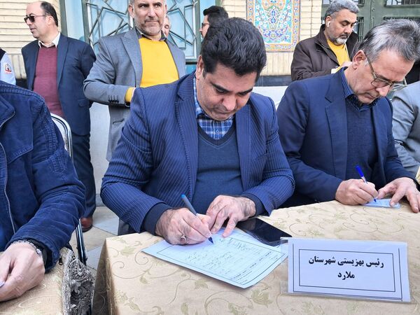 برپایی میز خدمت در نمازجمعه ملارد؛ حل سریع مشکلات مردم در حاشیه نمازجمعه