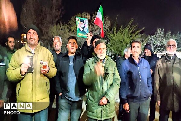 در کنار هم ایستاده ایم-۱