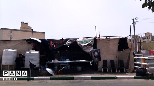 نسیم عشق در قم؛ میزبانی موکب ها از پیروان انقلاب