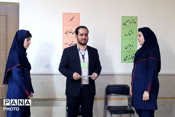 رقابت نخبگان جوان زبان خارجی در دبیرستان فرهنگ
