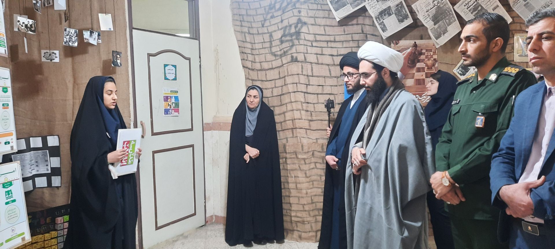 افتتاح سیزدهمین دوره نمایشگاه مدرسه انقلاب دبیرستان هفده شهریور شهرستان فیروزکوه