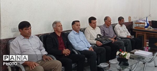 تجلیل از معلمان و مدیران منتخب ابتدایی بیرانوند در آیین زنگ سپاس
