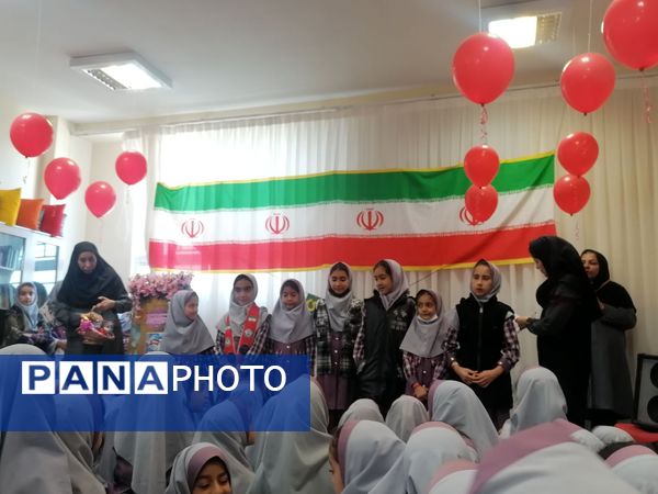 گرامیداشت ایام الله دهه  فجر در دبستان زنده یاد نوحی 