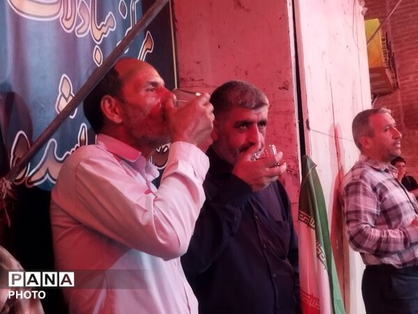 خدمت‌رسانی چایخانه حضرت زهرا(س) در دویست‌و‌یازدهمین شب شهادت قائد امت اسلام