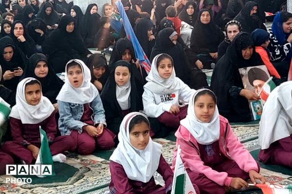 هم‌صدایی دانش‌آموزان قلعه‌رئیسی برای پرواز شهدای میناب